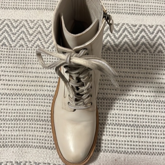 Brand new - size 9 - tie up ankle length boots with zipper sides - Picture 4 of 5